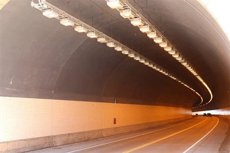 Interior tunnel roadway lighting fixtures powered by resilient UPS backup